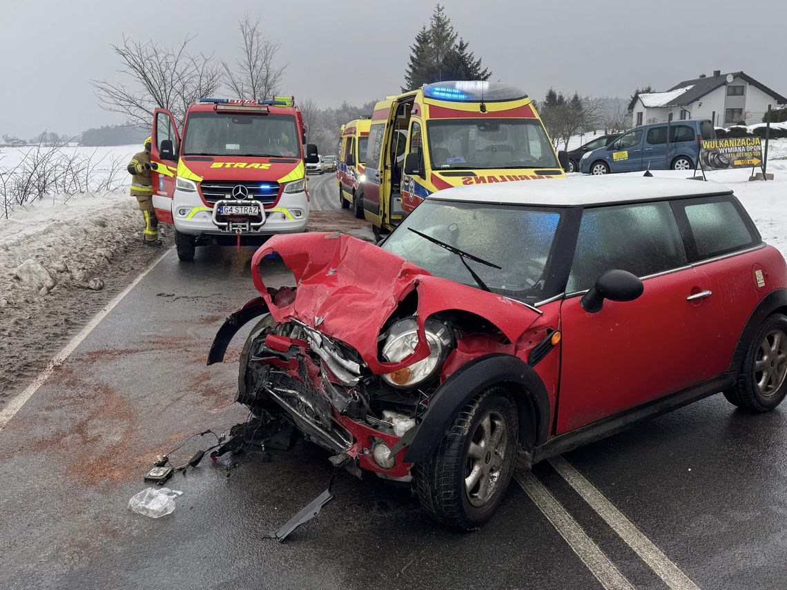 Trudny poranek na pomorskich drogach! Marznący deszcz i gołoledź sparaliżowały region wypadek w Egiertowie