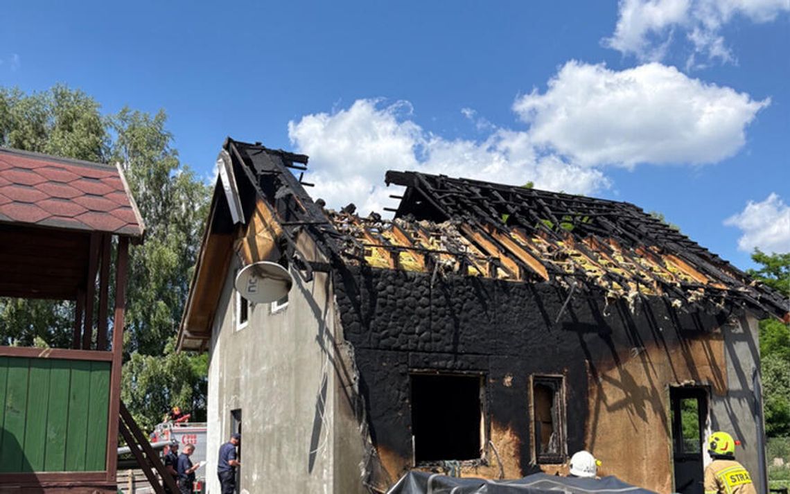 Trwa zbiórka po pożarze w Czarnej Wodzie, w którym zginęła 7-letnia dziewczynka dom spalony
