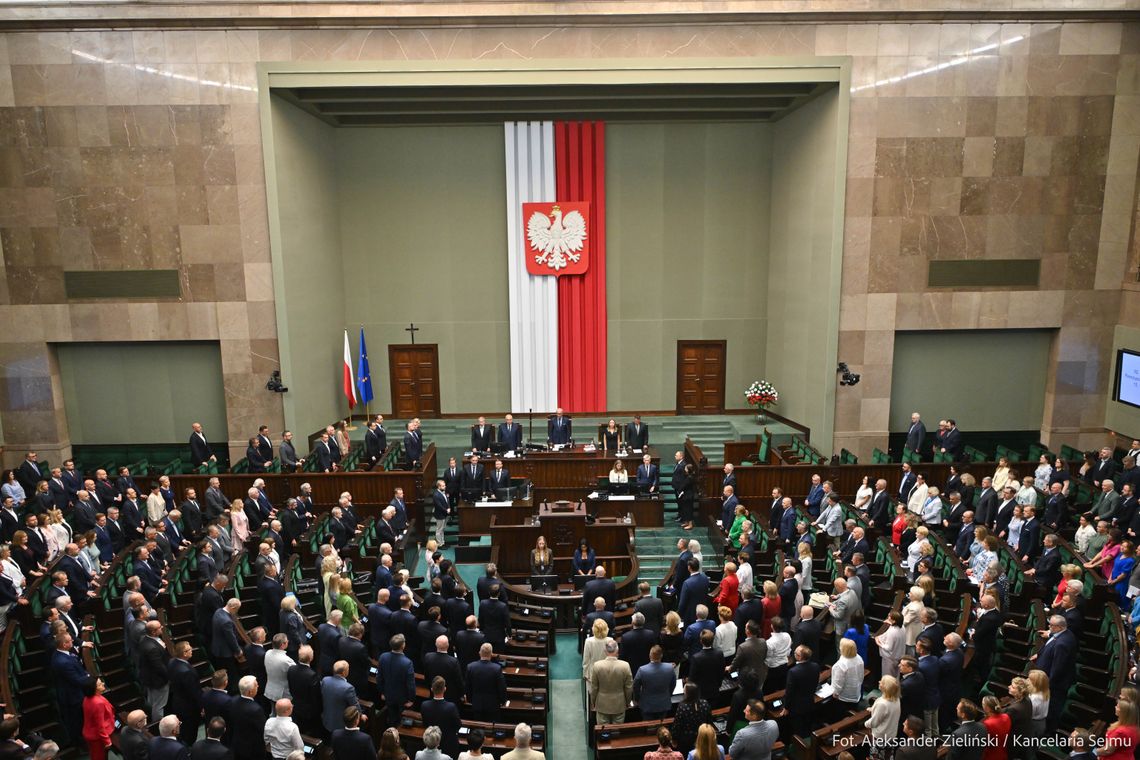 Tusk wygrywa, ale władzę może przejąć prawica. Podział mandatów wg ostatniego sondażu Tusk wygrywa, ale władzę może przejąć prawica. Podział mandatów wg ostatniego sondażu