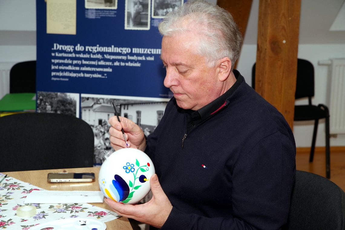 „Twoja bombka - czyjś uśmiech”. Malowali bombki w Muzeum Kaszubskim w Kartuzach „Twoja bombka - czyjś uśmiech”. Malowali bombki w Muzeum Kaszubskim w Kartuzach