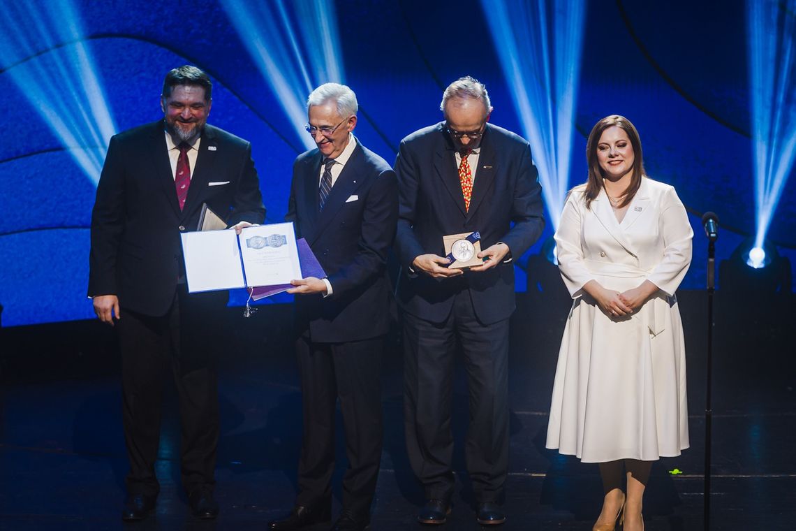 Gdynia świętuje 100 lat! Uroczysta sesja z udziałem prezydenta, życzenia i... robot z medalami
