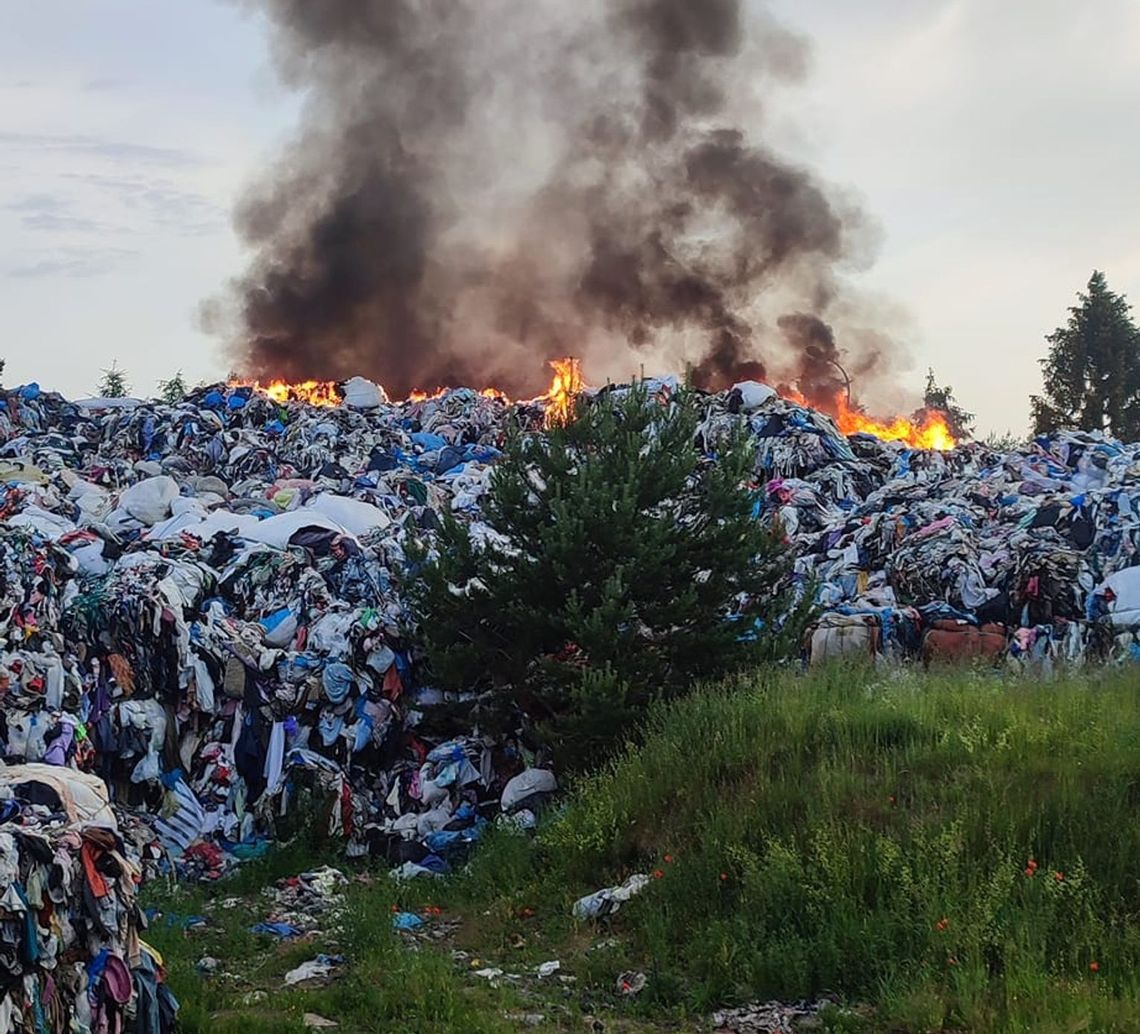 Tysiące ton odpadów tekstylnych pod Lęborkiem. Przed sądem pięć osób