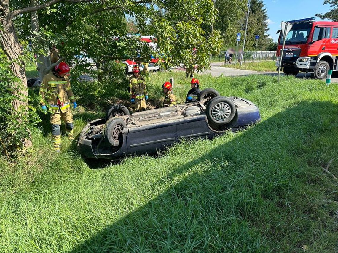 Ucieczka przed policją zakończona w rowie, w samochodzie dwoje malutkich dzieci