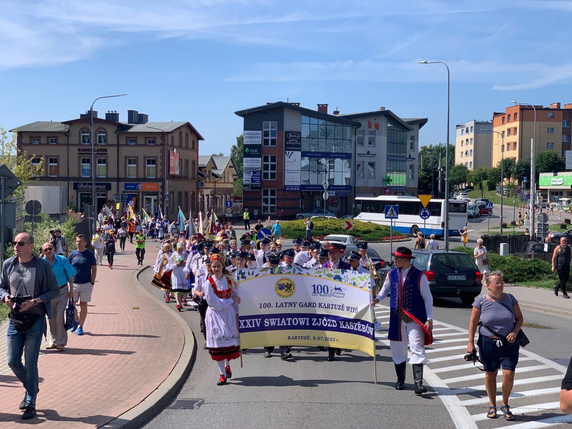 Uczestnicy Światowego Zjazdu Kaszubów dotarli do Kartuz. Ruszył przemarsz przez miasto