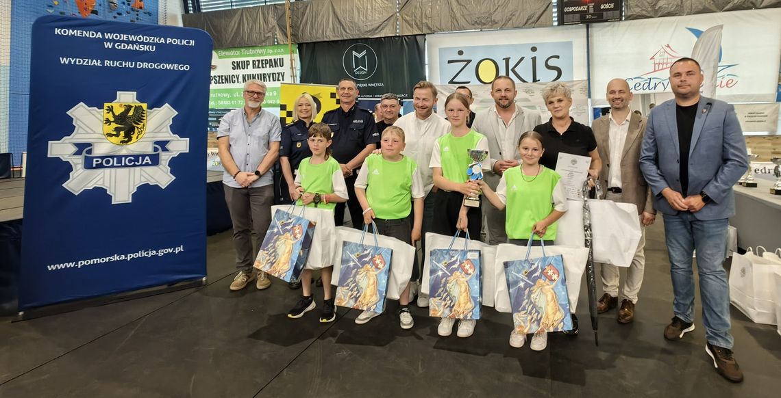 Mała szkoła, wielki sukces! Uczniowie z Szopy znów najlepsi w konkursie o ruchu drogowym O ruchu drogowym wiedzą wszystko! Uczniowie Małej Szkoły w Szopie znów najlepsi