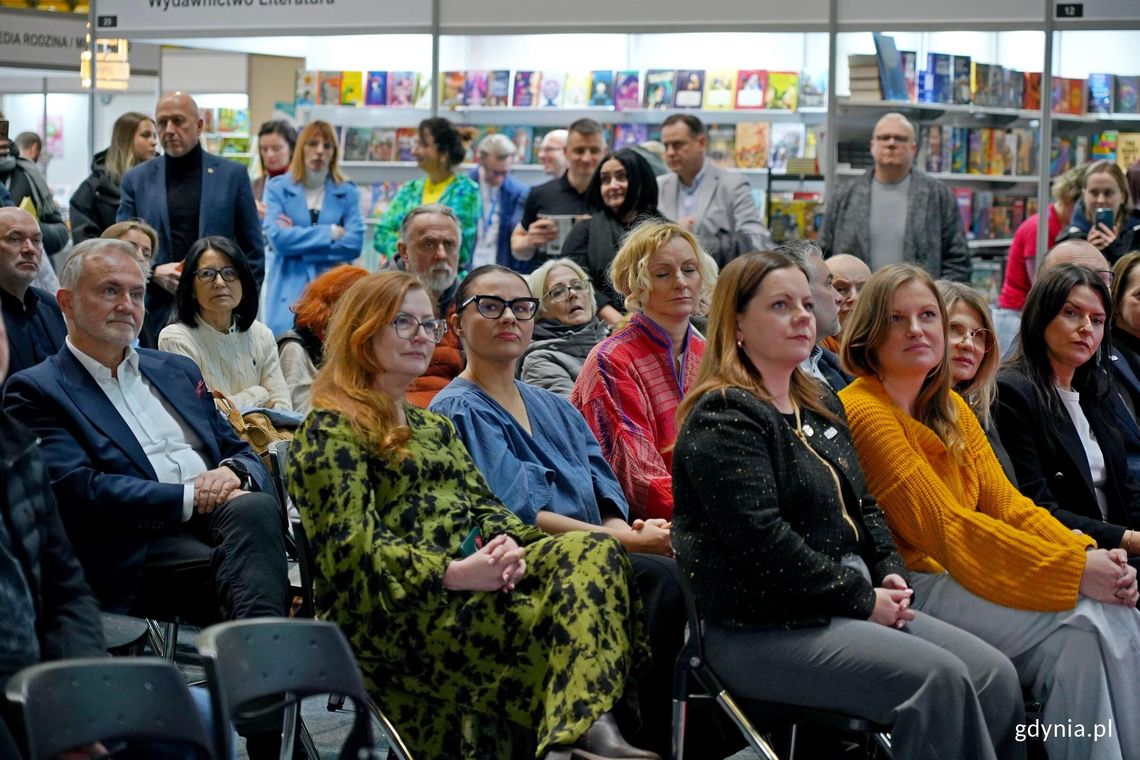 Otwarcie Targów Książki w Gdyni z udziałem prezydent Gdyni Aleksandra Kosiorek (siedzi w pierwszym rzędzie) ora były prezydent Wojciech Szczurek