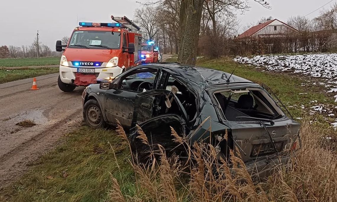 Uderzył w drzewo w Lubieszewie! Groźnie, ale bez obrażeń