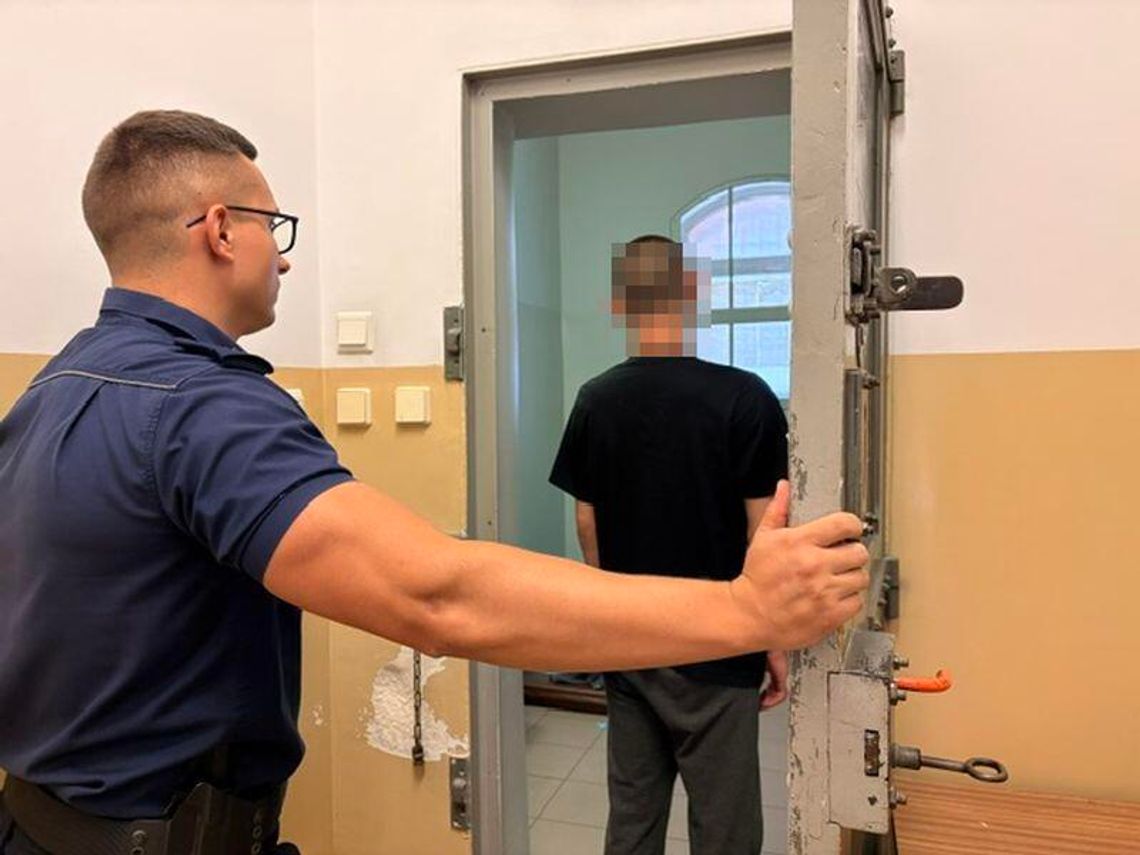 Ukradł alkohol i zaatakował ochroniarza butelką. Wpadł chwilę później