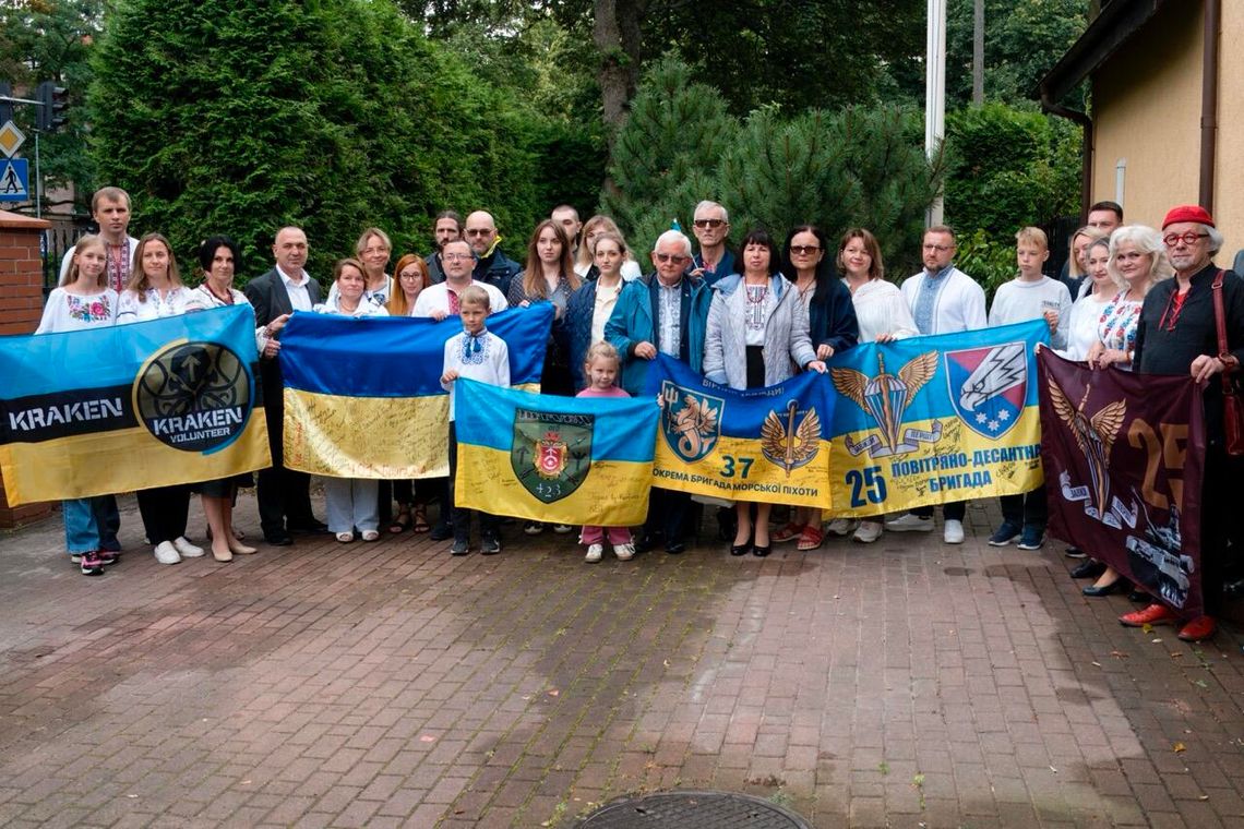 Ukraina świętuje Dzień Niepodległości. Przy konsulacie w Gdańsku podniesiono flagę uroczystości pod konsulatem w Gdańsku z okazji Dnia Niepodległości Ukrainy 2025