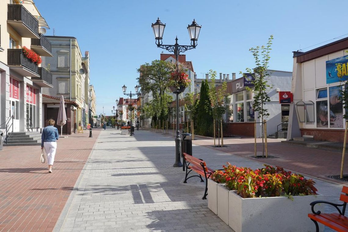 Królewska w Człuchowie po rewitalizacji. Nowa nawierzchnia, latarnie i zieleń ulica królewska w człuchowie