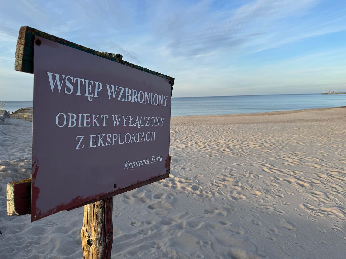 Urząd Morski zamyka plażę w Ustce. Powodem nieznana substancja zalegająca nad wodą Urząd Morski zamyka plażę w Ustce. Powodem nieznana substancja zalegająca nad wodą