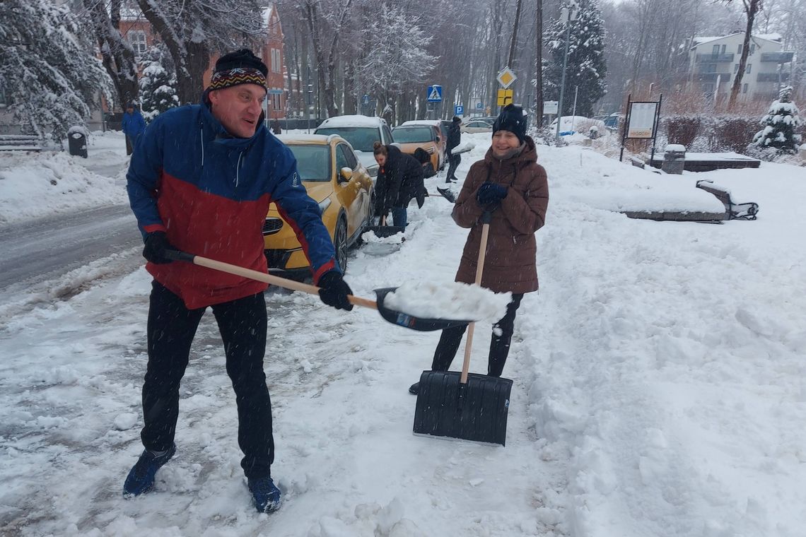 Urzędnicy z Pucka wstali zza biurek i sami chwycili za szufle do odśnieżania!