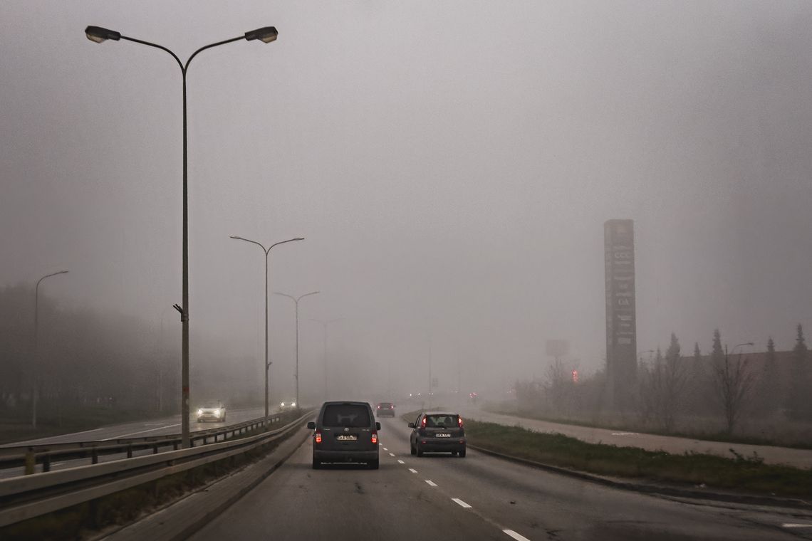 Uwaga, mgła! Widoczność jest ograniczona mgła w Gdańsku, 2025