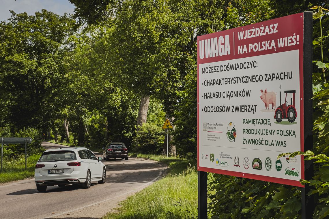 „Uwaga, wjeżdżasz na polską wieś”. Rolnicy ostrzegają miastowych: Nie jesteście w kurorcie