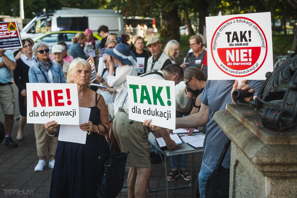W Gdańsku protestowali przeciw „deprawacji dzieci i młodzieży”. Czyli przeciw edukacji zdrowotnej protest przeciwników edukacji zdrowotnej w Gdańsku