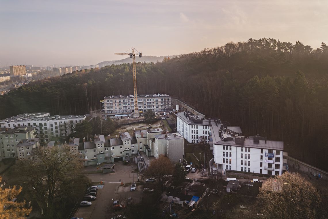 W Gdyni powstaje osiedle wbudowane w skarpę! ALSTAL realizuje jedną z najbardziej nietypowych inwestycji mieszkaniowych w mieście. Nowe osiedle w Gdyni powstaje na naturalnej skarpie. Zbożowa coraz bliżej finiszu