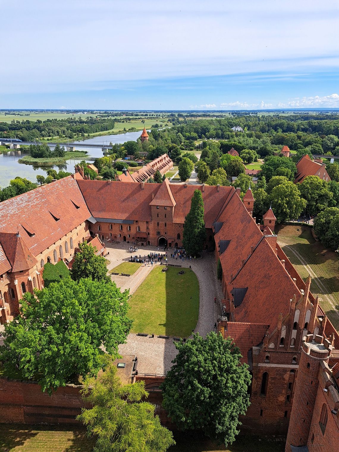 Jak najlepiej podziwiać Malbork? Ze szczytu wieży krzyżackiego zamku