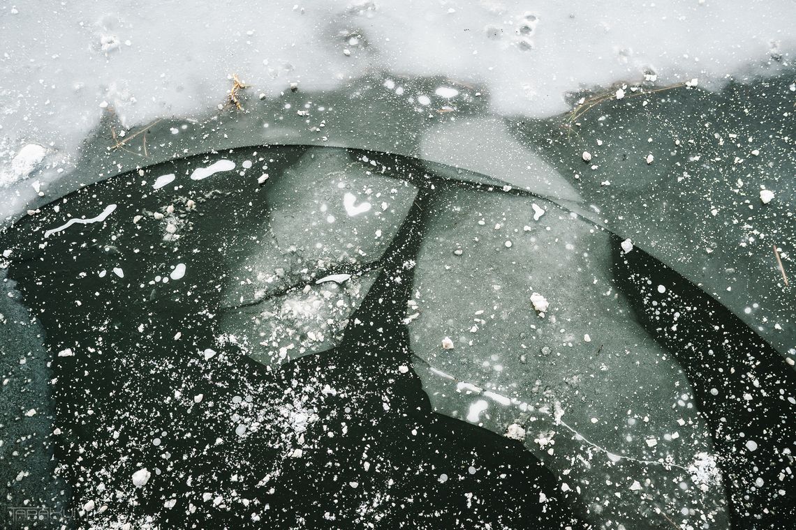 W Nowej Wsi Lęborskiej pod 12-latką załamał się lód