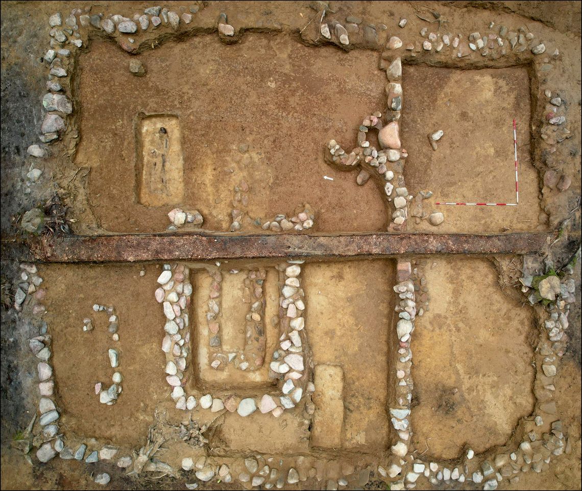 Fragment jednego z kurhanów odkrytych w okolicach Kępic