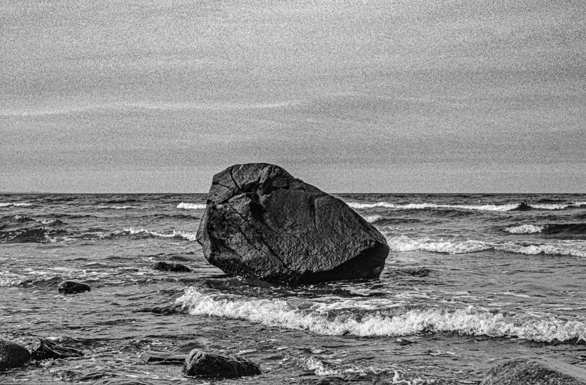 kamień w morzu, zdjęcie ilustracyjne