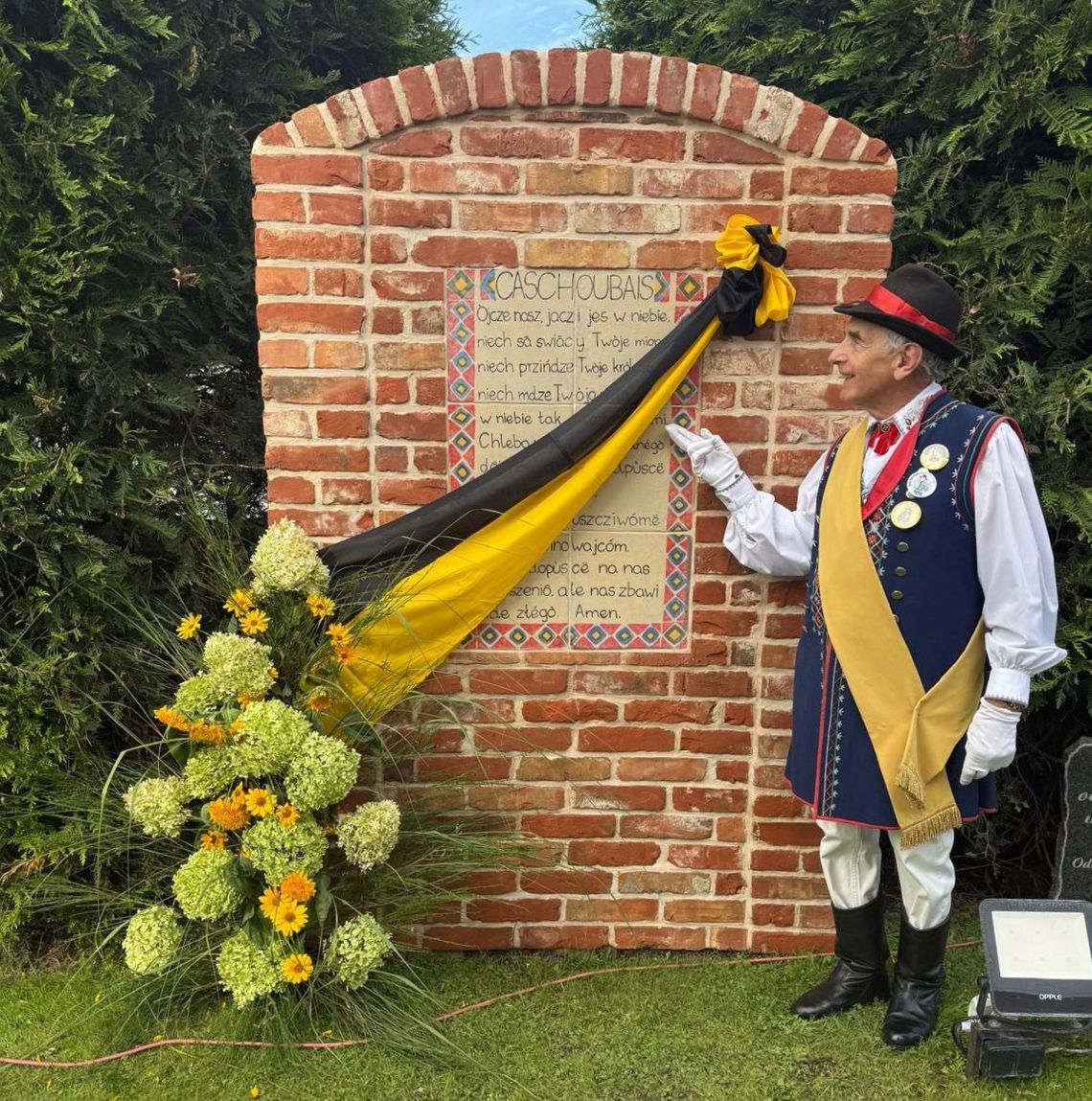 W Stężycy odsłonięto replikę jerozolimskiej tablicy z kaszubskim tekstem „Ojcze nasz”