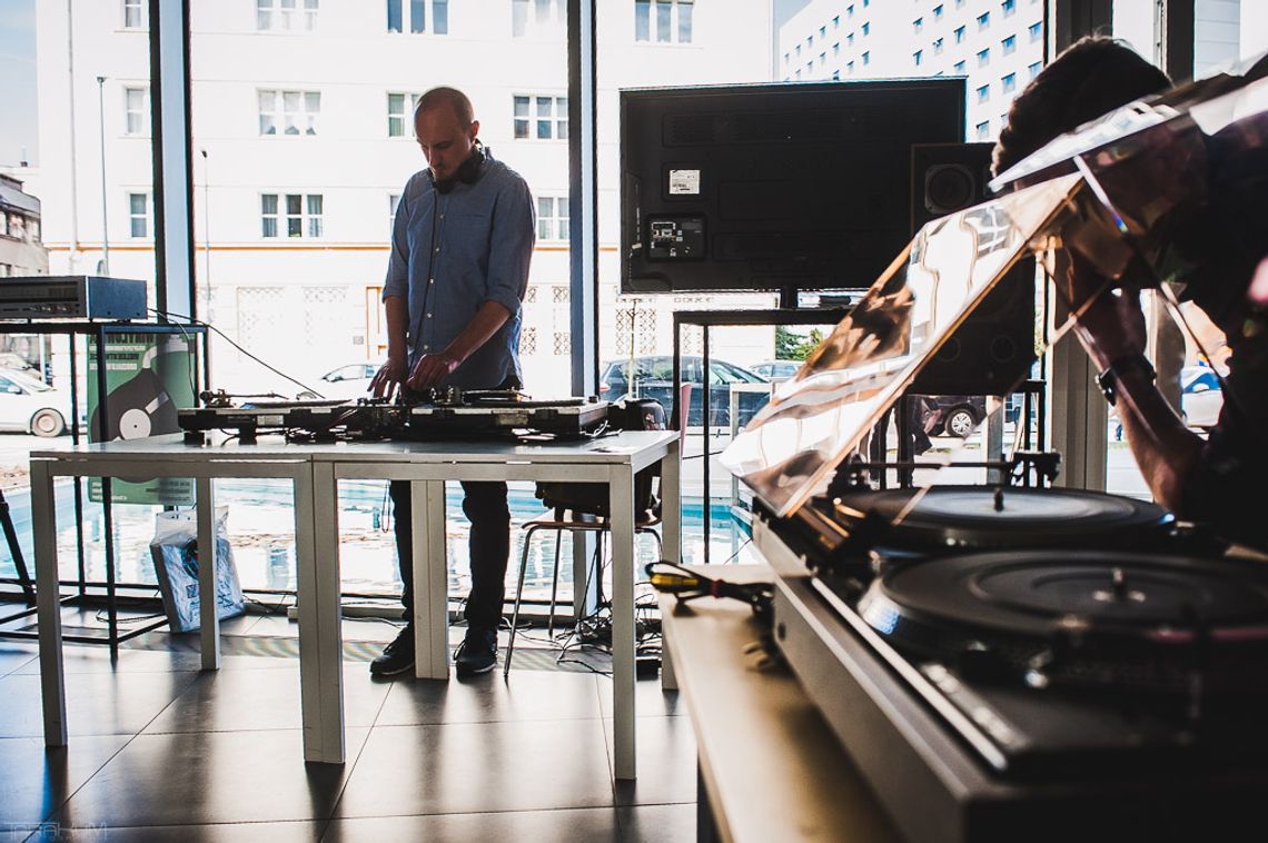 Brainrot i kultura fragmentów. Jak słuchanie całych albumów wpływa na mózg?