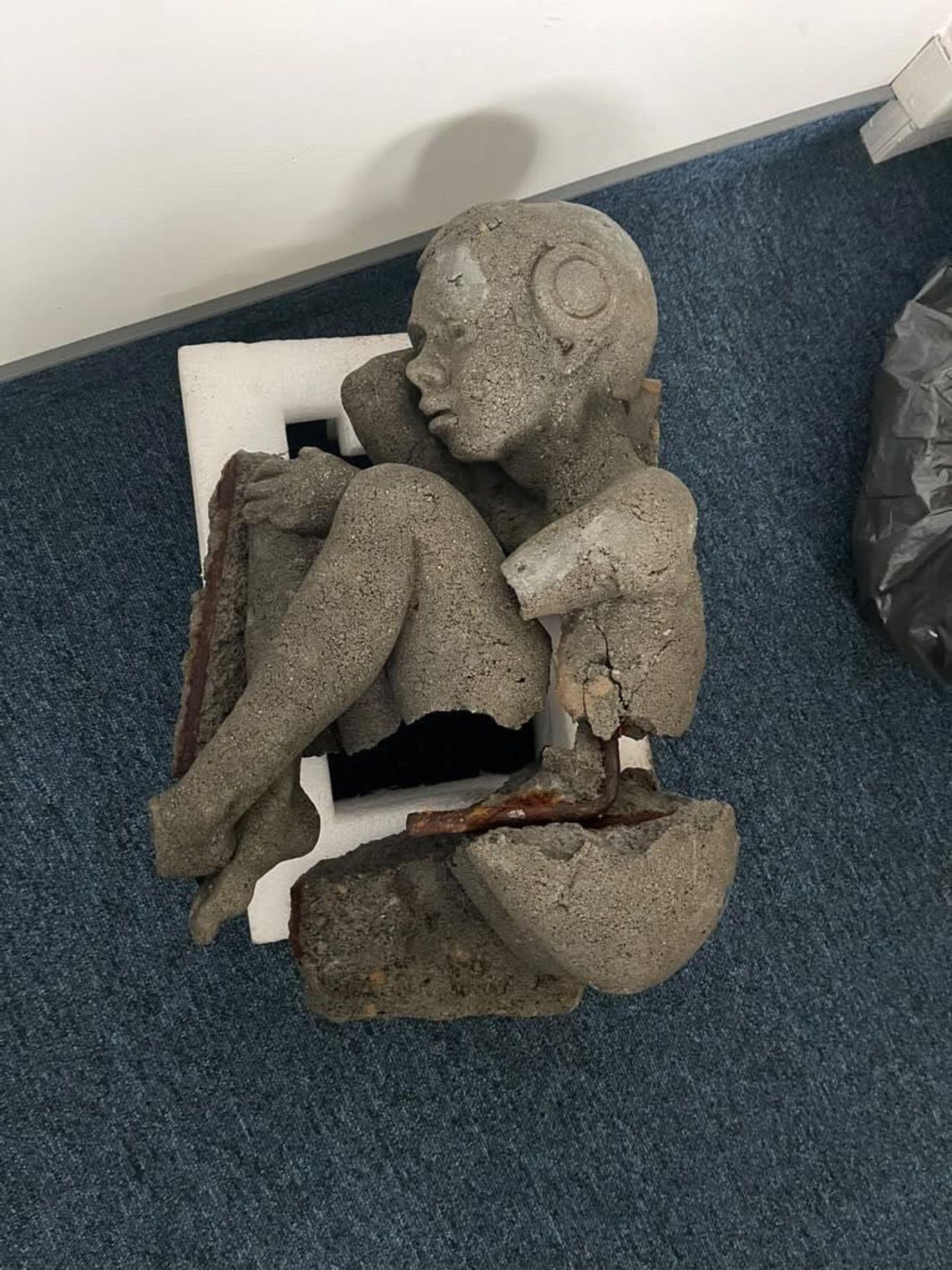 „Świadek Ciszy”, rzeźba Tewu