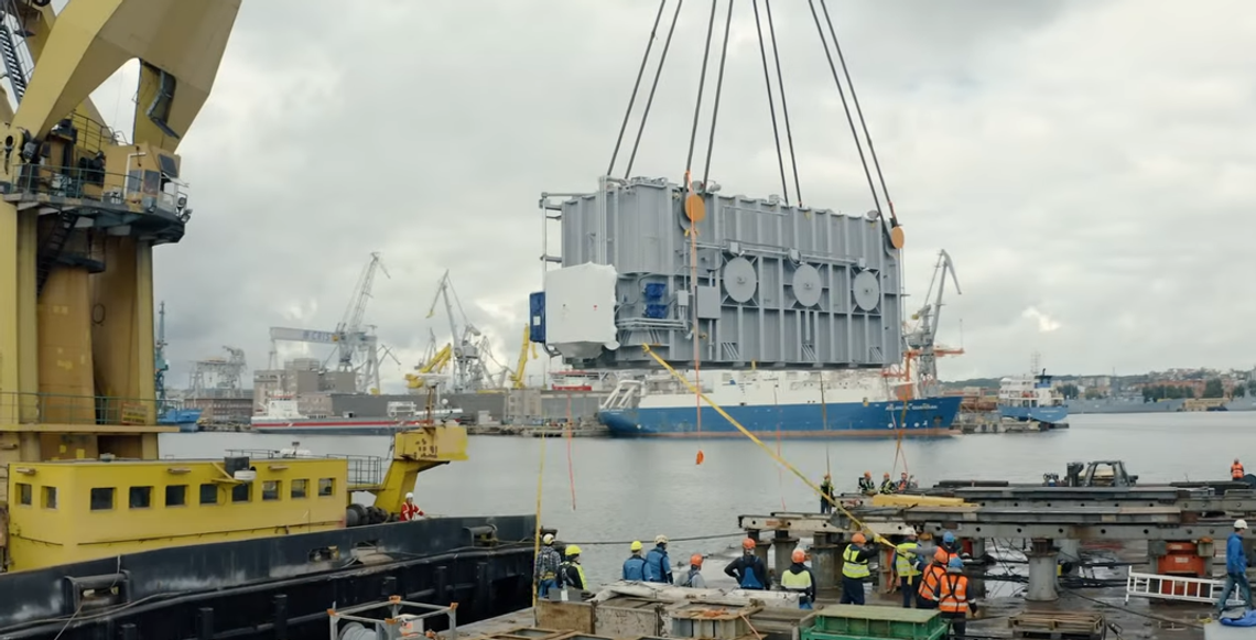 Ważący 260 ton transformator dotarł do portu we Władysławowie Ważący 260 ton transformator dotarł do portu we Władysławowie