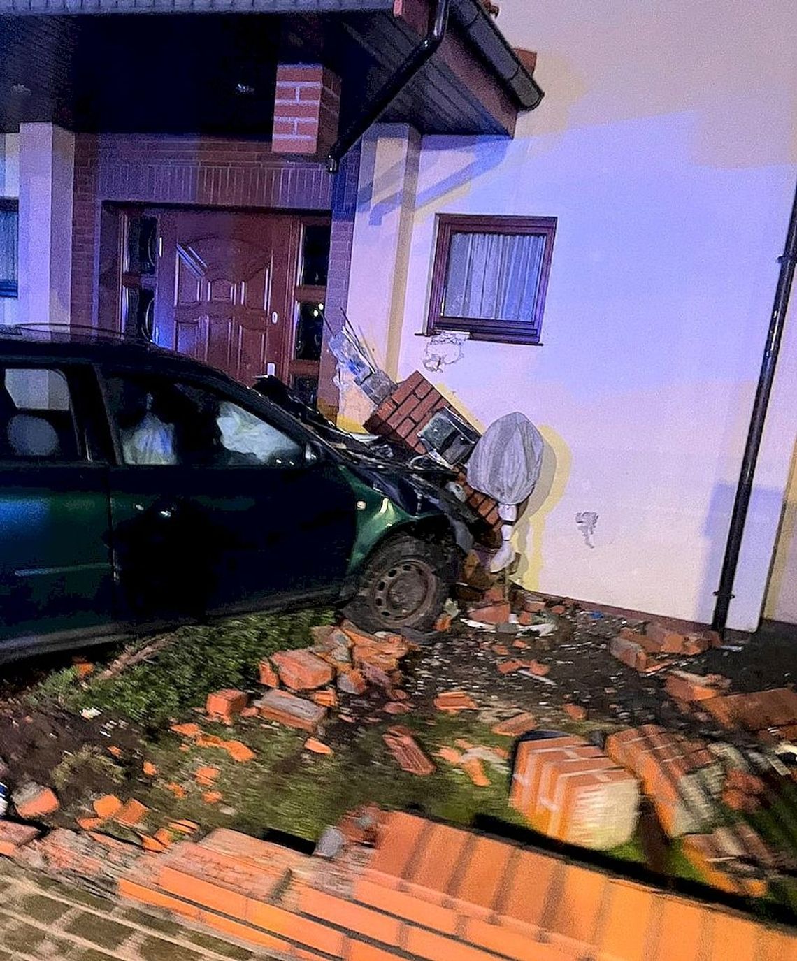 Władysławowo. Wjechał autem w dom jednorodzinny. 22-latek był pijany