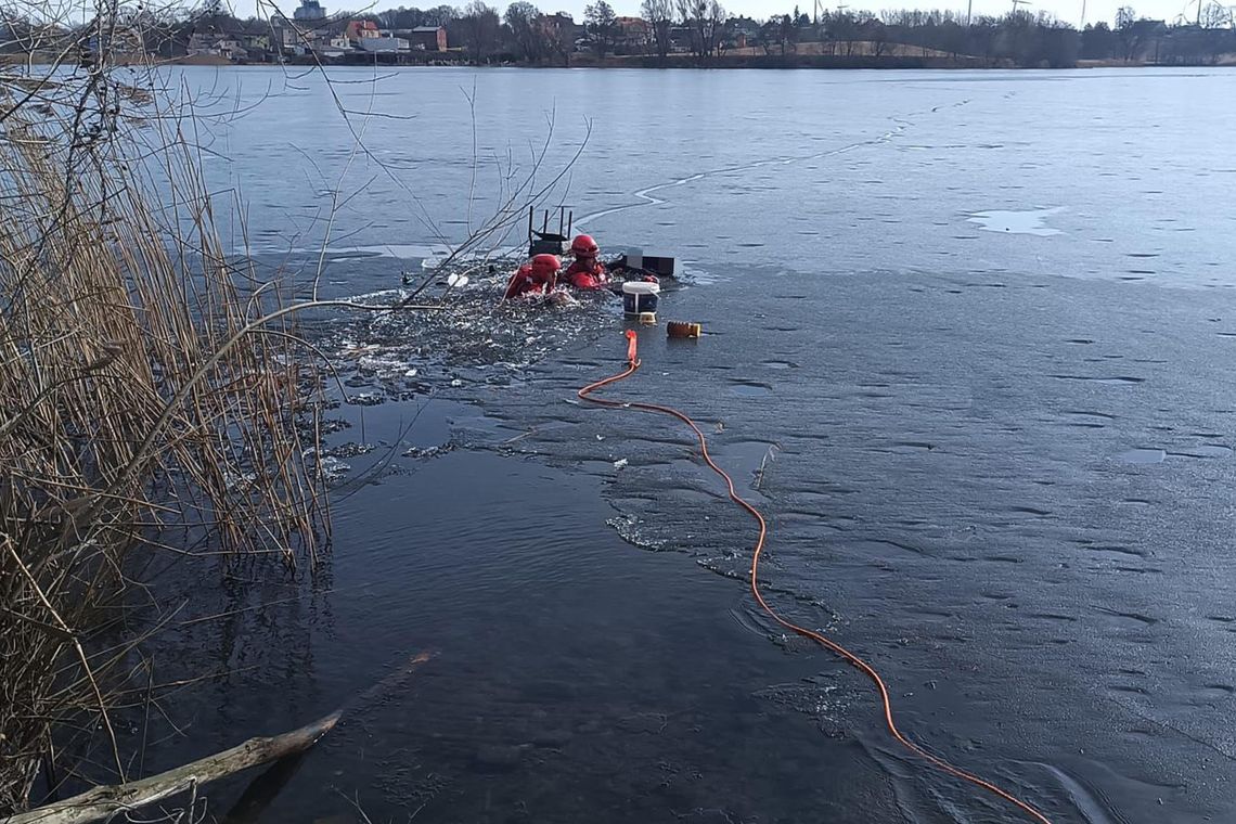Człuchów: Wędkarz wpadł do jeziora. Załamał się pod nim lód