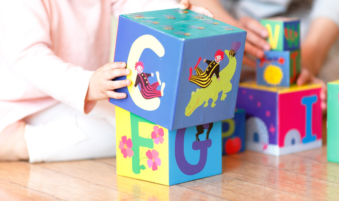 Wesprzyj Pomorskie Hospicjum dla Dzieci. Możesz to zrobić w wybrany przez siebie sposób klocki, dzieci, zdjęcie ilustracyjne