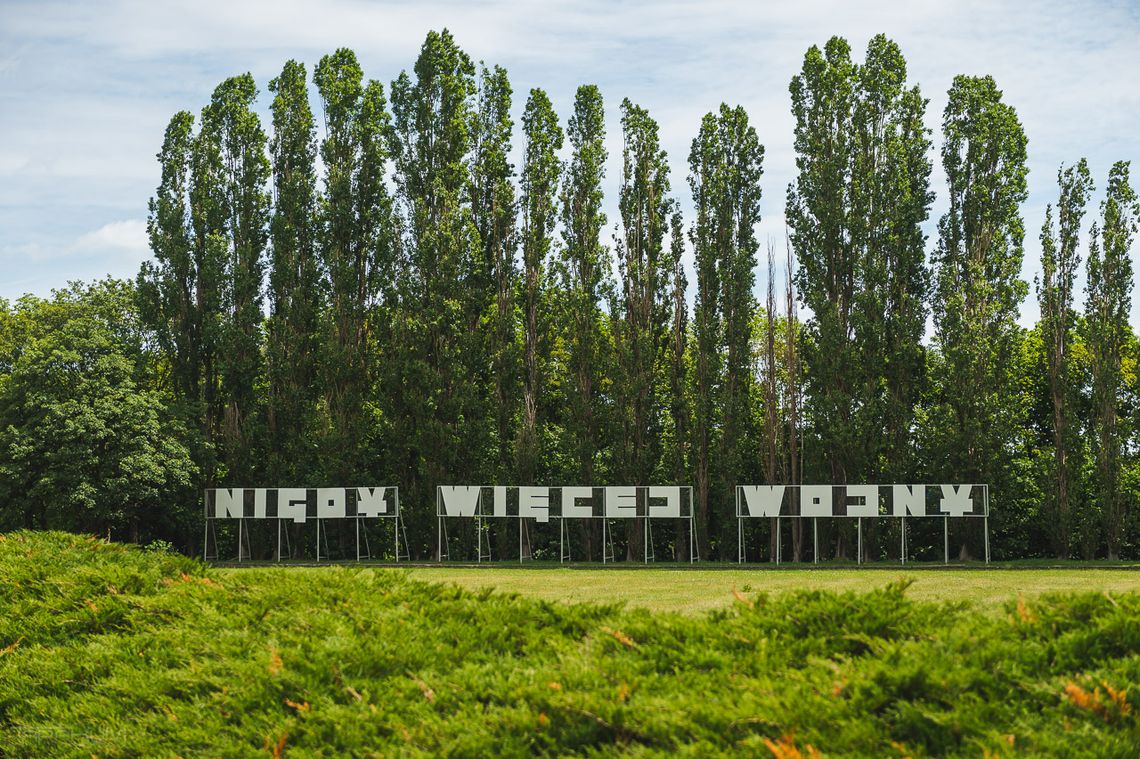 Westerplatte, napis „Nigdy więcej wojny”
