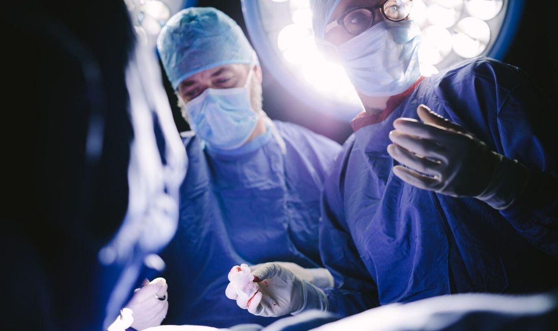 Wielka awantura o zarobki lekarzy! Kto naprawdę zarabia 100 tys. zł?