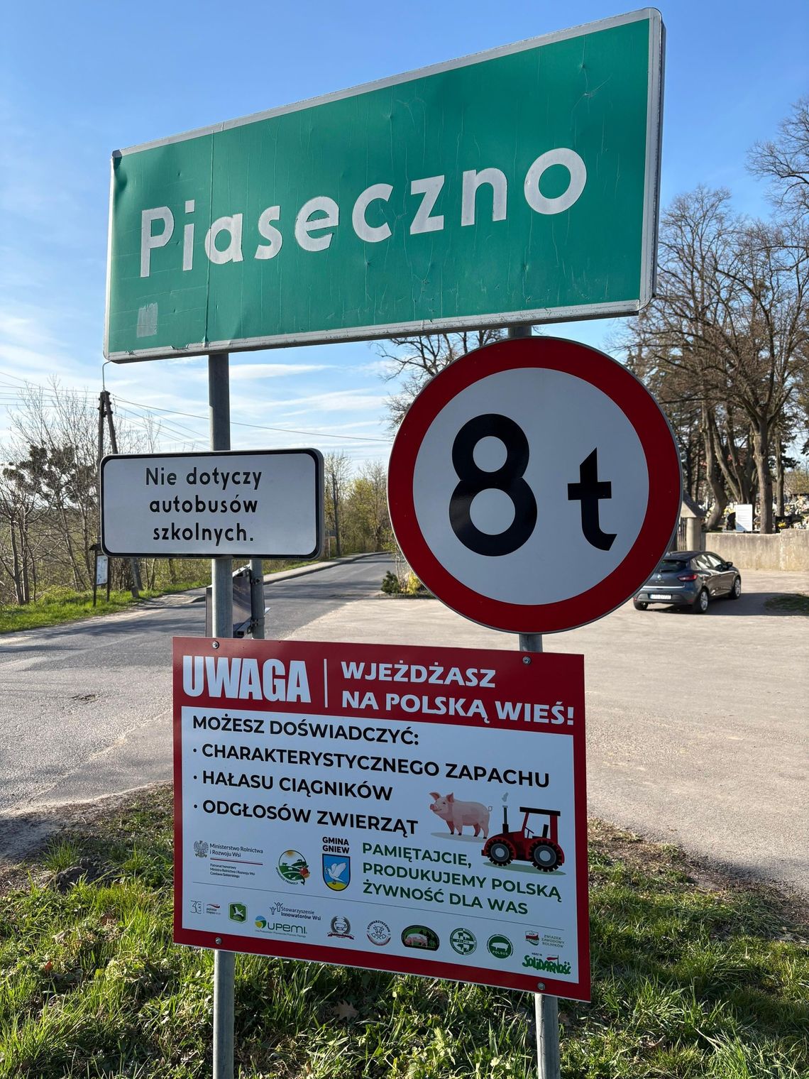 Tablica „Uwaga! Wjeżdżasz na polską wieś”