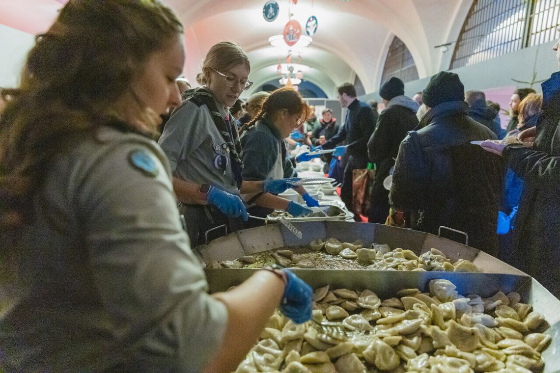 Wigilia dla potrzebujących w Wielkiej Zbrojowni. Ciepły posiłek i paczki żywnościowe Wigilia dla potrzebujących w Wielkiej Zbrojowni. Ciepły posiłek i paczki żywnościowe