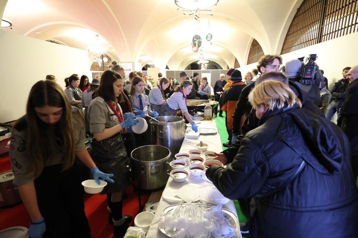 Wigilia dla potrzebujących w Wielkiej Zbrojowni. Ciepły posiłek i świąteczne paczki