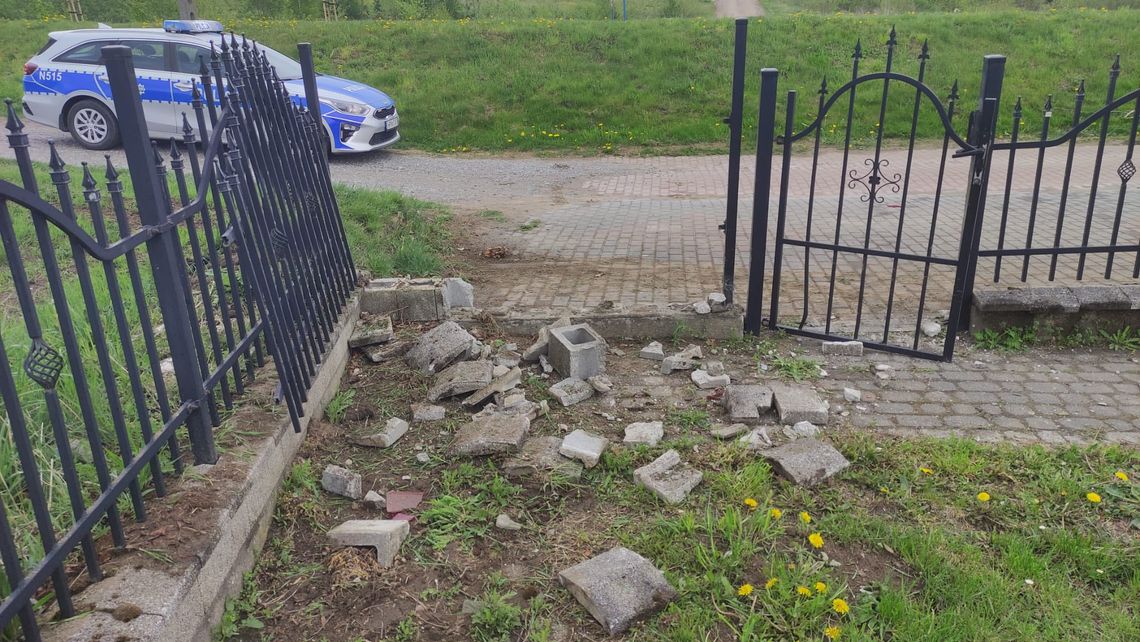 Prokowo: Wjechał w ogrodzenie cmentarza i... poszedł do szpitala. Był pijany