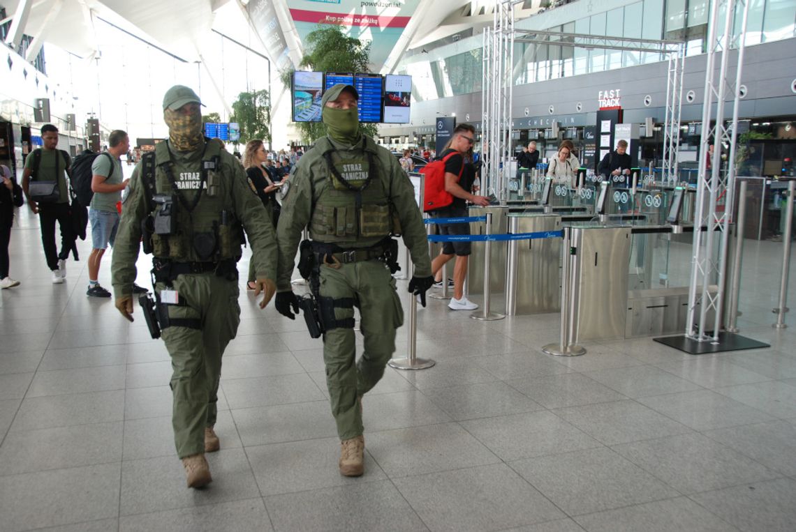 Jak skończyć z głupimi zachowaniami na lotniskach? Rusza specjalna kampania