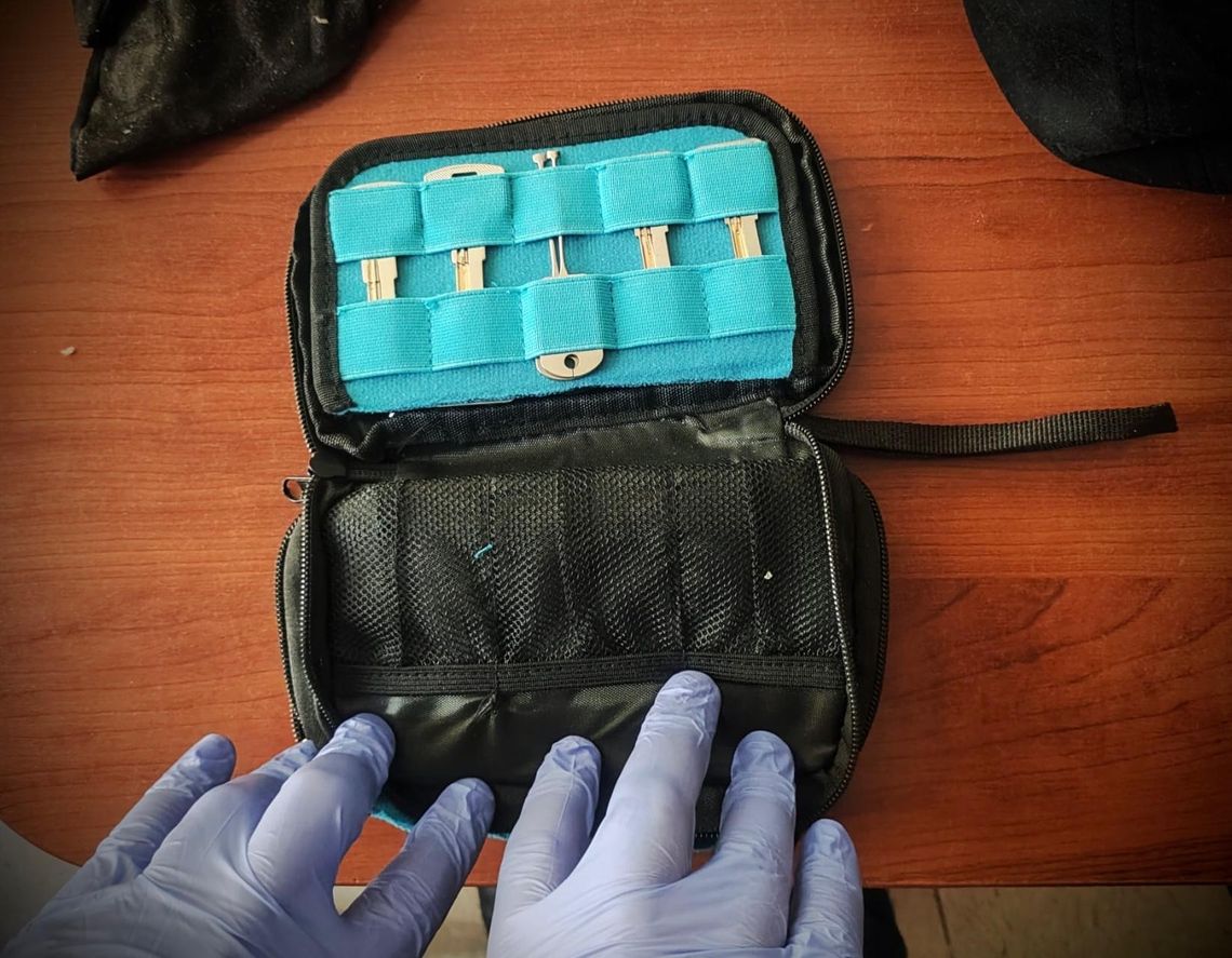 Włamał się do mieszkania na Zaspie. Wpadł z zestawem wytrychów i fantami