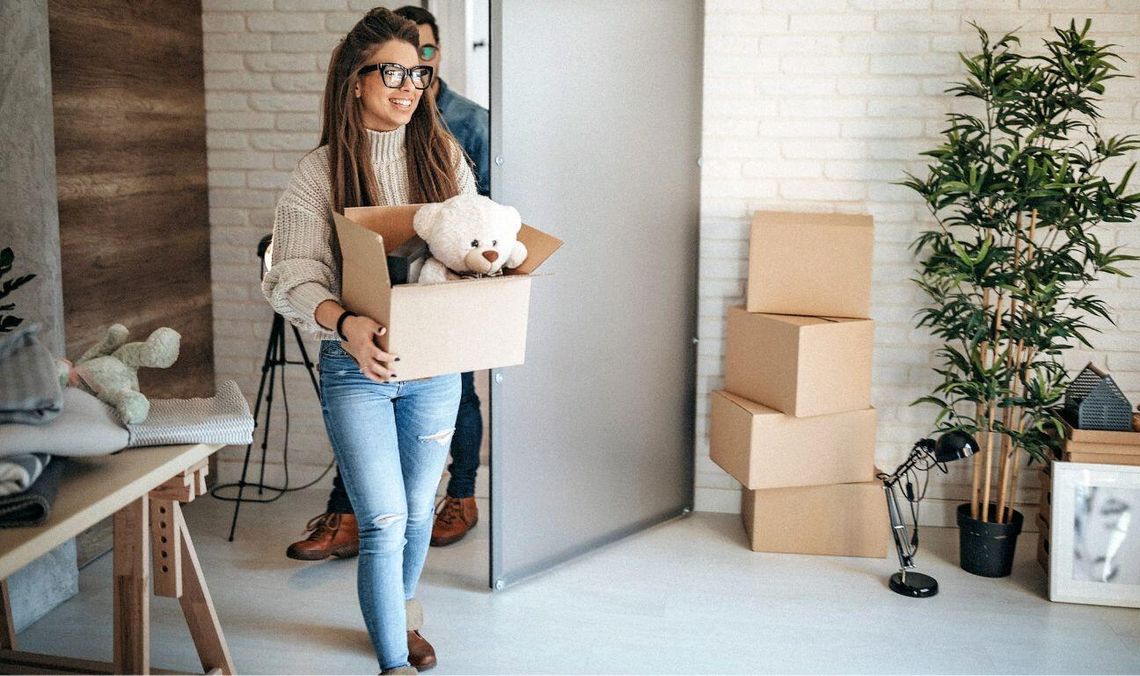 para wprowadzająca się do nowego mieszkania, zdjęcie ilustracyjne