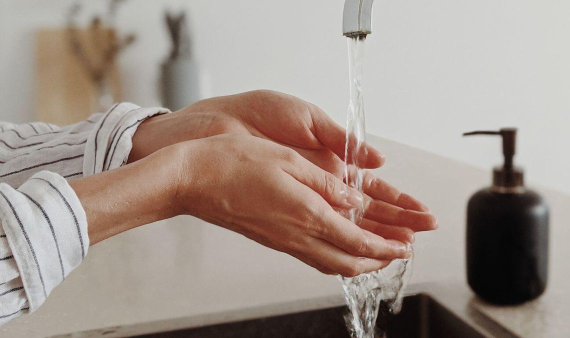 woda, mycie rąk, zlew, zdjęcie ilustracyjne