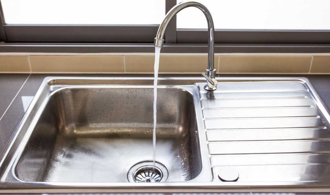 zlew, kran, zdjęcie ilustracyjne