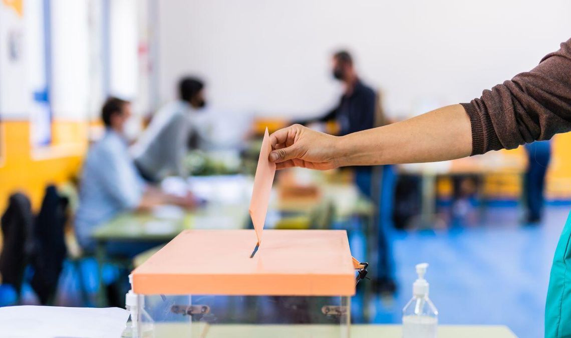 Wójt gminy Kosakowo zostaje na stanowisku. Są nieoficjalne wyniki referendum urna wyborcza, zdjęcie ilustracyjne