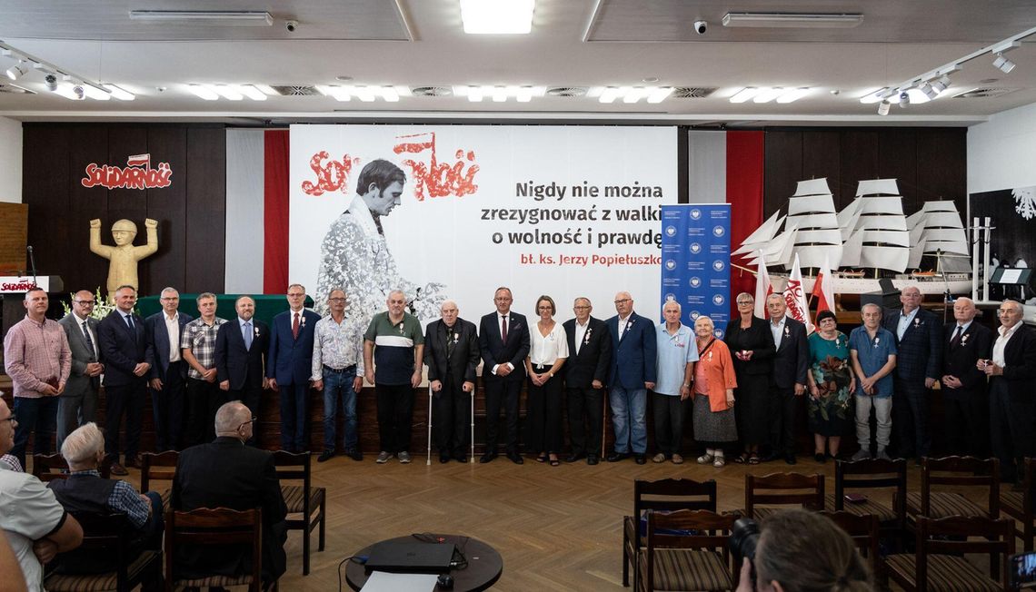 Wręczenie Krzyży Wolności i Solidarności w sali BHP w Gdańsku