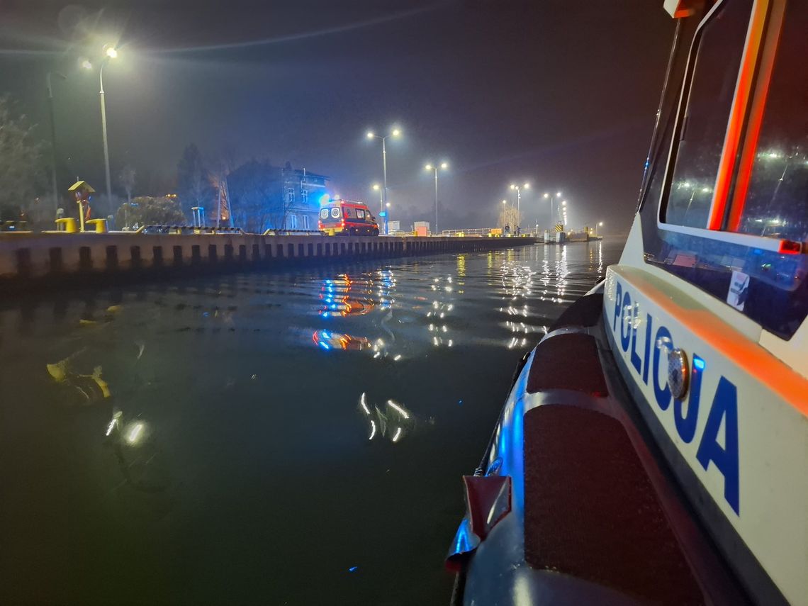 Spadł z nabrzeża do lodowatych wód Martwej Wisły. Uratowali go świadek i policjanci Gdańsk: Wpadł do Martwej Wisły. Uratowali go świadek i policjanci
