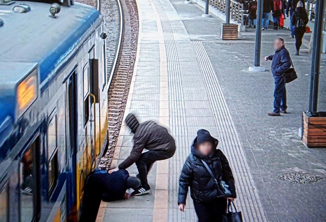 Chwile grozy na dworcu w Gdyni! Wpadł między pociąg a peron, bo... zaspał na ławce. Był pijany Wpadł między pociąg a peron, bo... zaspał na ławce. Był pijany