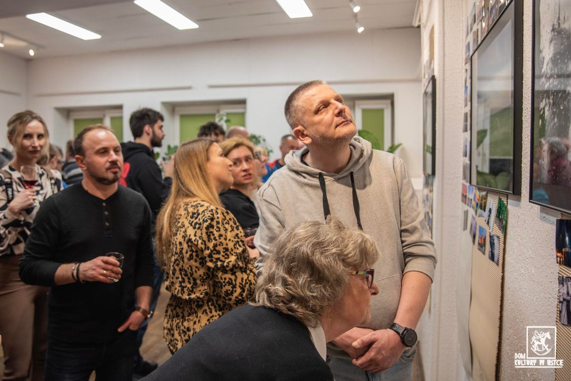 "Wszyscy pochodzimy z morza”. Wernisaż wystawy Huberta Bierndgarskiego w Ustce