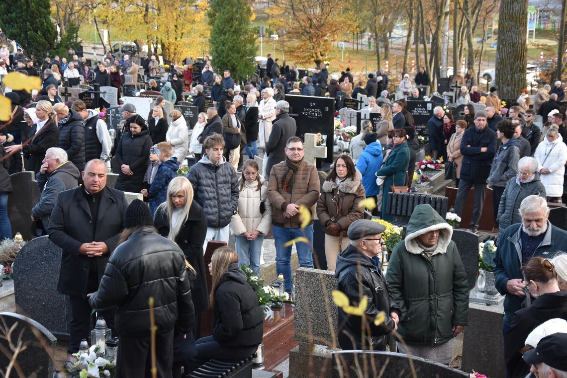 Wszystkich Świętych w Kartuzach 2025. Procesja i modlitwa na górnym cmentarzu