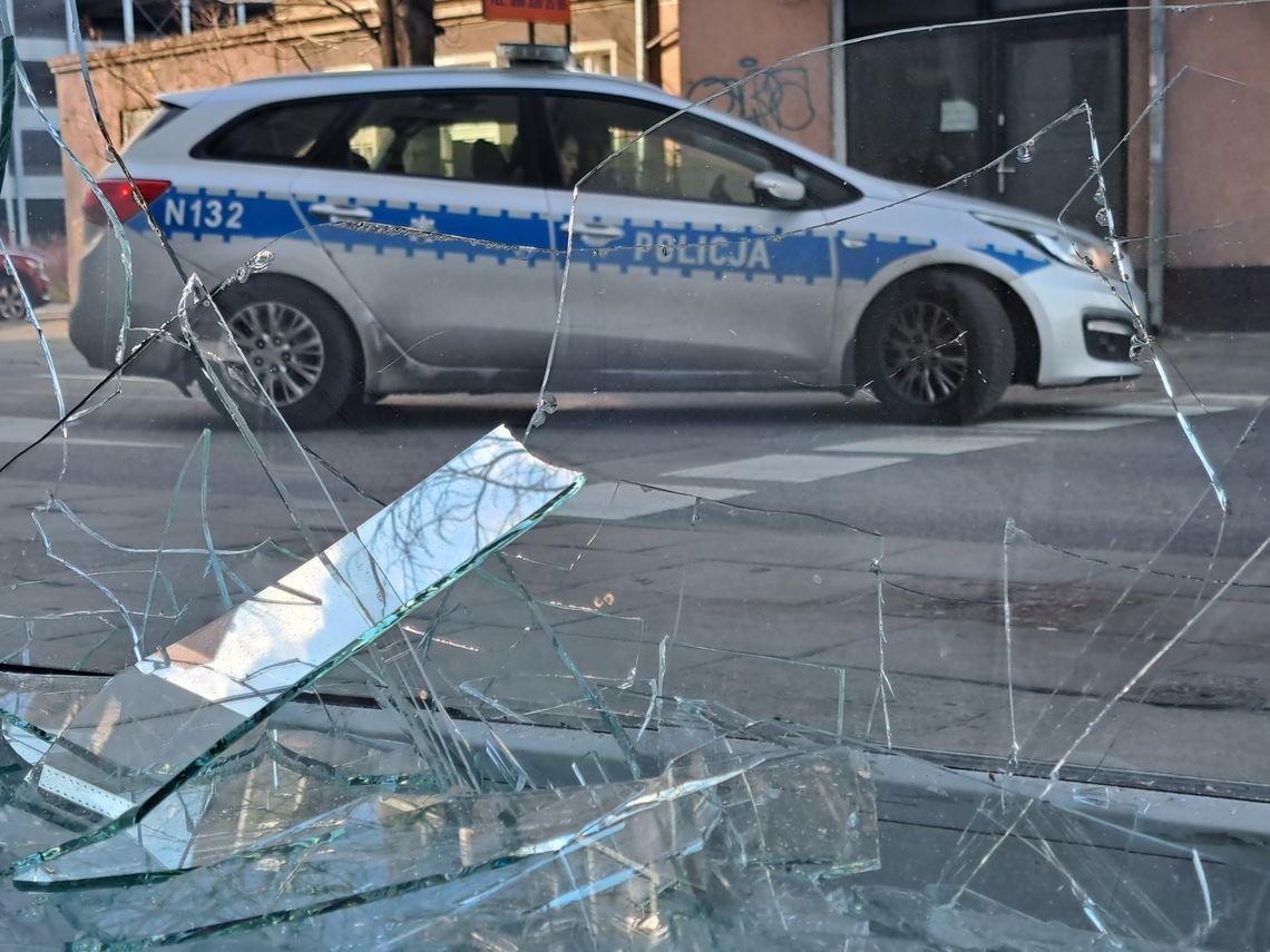 Wybita szyba w siedzibie Komitetu Obrony Demokracji w Gdańsku