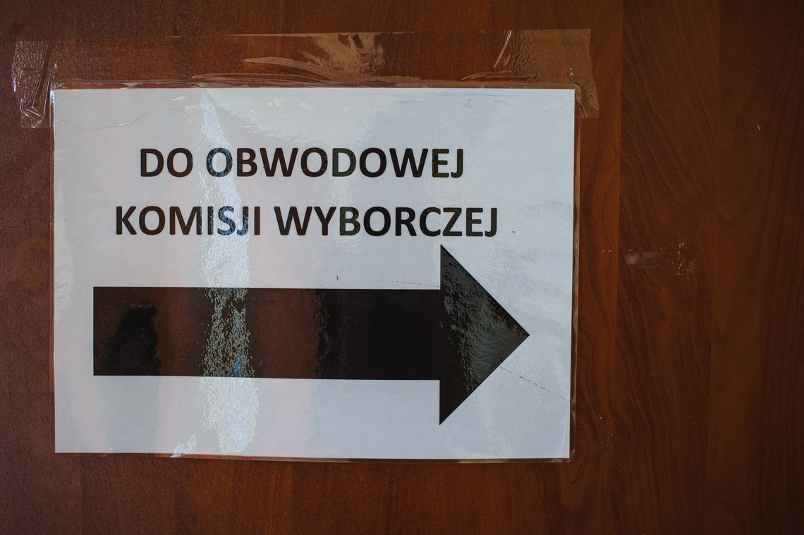 wybory, znak kierujący do obwodowej komisji wyborczej